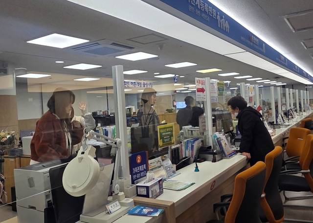 70대 어르신 이모씨가 2일 오전 11시54분께 건축물 대장을 발급하기 위해 다급히 민원실을 찾았다. 점심시간이 다가오자 직원들이 점심시간 전에 업무를 마치기 위해 일사불란하게 움직이고 있다. 구아영 기자