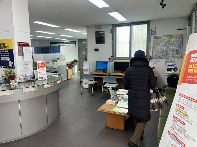 2일 낮 12시40분께 한 민원인이 수성4가동행정복지센터를 찾았지만, 직원이 없어 대기장소로 향하고 있다. 김정원 기자