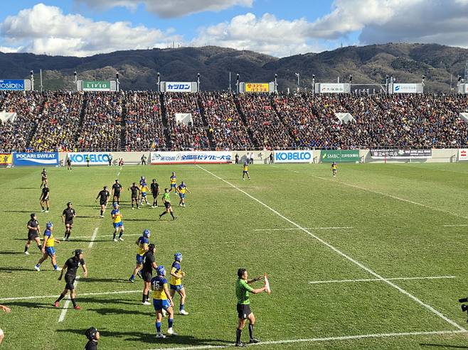 하나조노 경기장에서 럭비 경기를 펼치는 일본 럭비 선수들. 사진=이석무 기자(오사카)