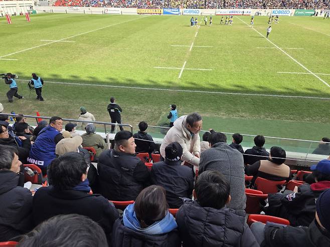 최윤 OK금융그룹 회장이 하나조노 경기장에서 관계자들과 인사를 나누고 있다. 사진=이석무 기자(오사카)