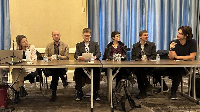 미국 필라델피아에서 열린 2026 미국경제학회(ASSA) 연차총회에서 연준 인사와 학계 전문가들이 ‘AI와 의사결정의 경제학: 누가 결정권을 갖는가’를 주제로 토론하고 있다.