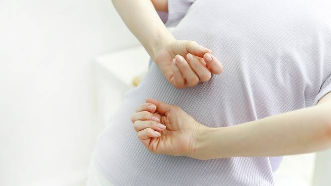 오래 서 있거나 허리를 뒤로 젖히는 자세는 신경을 더 압박해 통증을 악화시킬 수 있다｜출처: 클립아트코리아