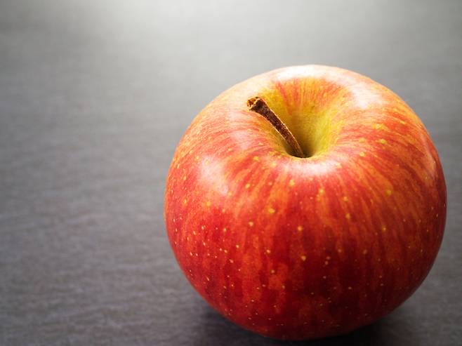 식사하기 15분 전 사과 하나를 먹으면, 포만감으로 인해 본격적인 식사에서 칼로리 섭취가 줄어들게 된다. 사진=게티이미지뱅크