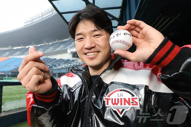 LG 트윈스 박해민이 서울 잠실야구장에서 팬들에게 하트와 함께 신년 인사를 전하고 있다. ⓒ News1 권현진 기자