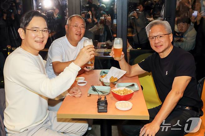 이재용 삼성전자 회장, 정의선 현대차그룹 회장이 젠슨 황 엔비디아 CEO와 치킨 회동을 하고 있다.
