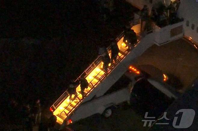 3일(현지시간) 미국 뉴욕주 뉴버그에 위치한 스튜어트 공군 주방위군 기지에서 니콜라스 마두로 베네수엘라 대통령이 미국 연방 항공기에서 내려 구금된 상태로 호송되고 있다. 2025.01.03 ⓒ 로이터=뉴스1 ⓒ News1 최종일 선임기자