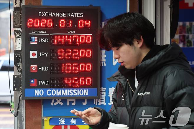 4일 서울 중구 명동의 환전소에서 외국인 관광객들이 환전을 하고 있다. (서울=뉴스1) 이광호 기자 = 지난해 원/달러 환율 주간 거래 연평균은 1422.16원으로 외환위기를 겪었던 1998년 평균보다도 높은 역대 최고 기록을 썼다. 이날 금융권에 따르면 5대 금융지주(KB국민·신한·하나·우리·NH농협)는 올해 원·달러 환율이 1300원대로 빠르게 내려가기보다는 상당 기간 1400원대에서 등락을 이어갈 것으로 전망했다. 2026.1.4/뉴스1 ⓒ News1 이광호 기자