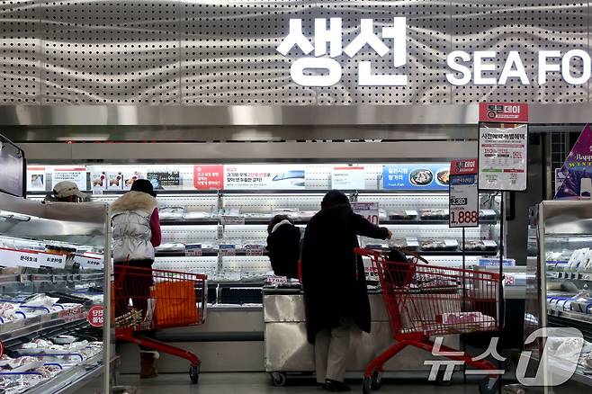 4일 서울 중구의 대형마트를 찾은 시민들이 수산물 매대를 살펴보고 있다. 2026.1.4/뉴스1 ⓒ News1 이광호 기자