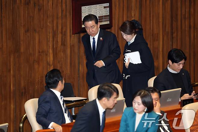 김병기 의원과 강선우 의원이 대화를 나누며 발걸음을 옮기고 있다.(뉴스1 DB)2025.12.31/뉴스1 ⓒ News1 이승배 기자