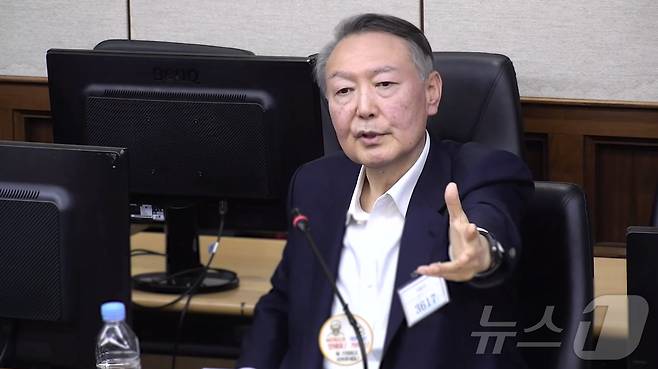 윤석열 전 대통령이 법원에서 진술을 하고 있다. (중앙지법 제공. 재판매 및 DB 금지) 2025.12.26/뉴스1