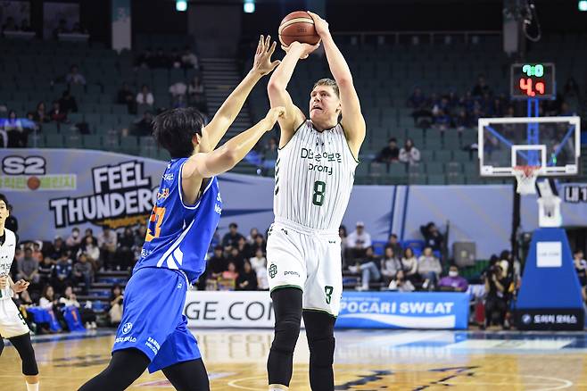 프로농구 DB 엘런슨(오른쪽)이 4일 잠실실내체육관에서 열린 삼성과 경기에서 슛을 쏘고 있다.(KBL 제공)