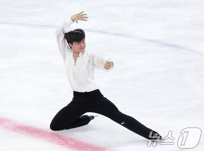 피겨스케이팅 선수 김현겸(고려대)이 4일 서울 양천구 목동 아이스링크에서 열린 제80회 전국남녀 피겨스케이팅 종합선수권대회 남자 시니어 프리 스케이팅에서 연기를 펼치고 있다. 2026.1.4/뉴스1 ⓒ News1 김성진 기자