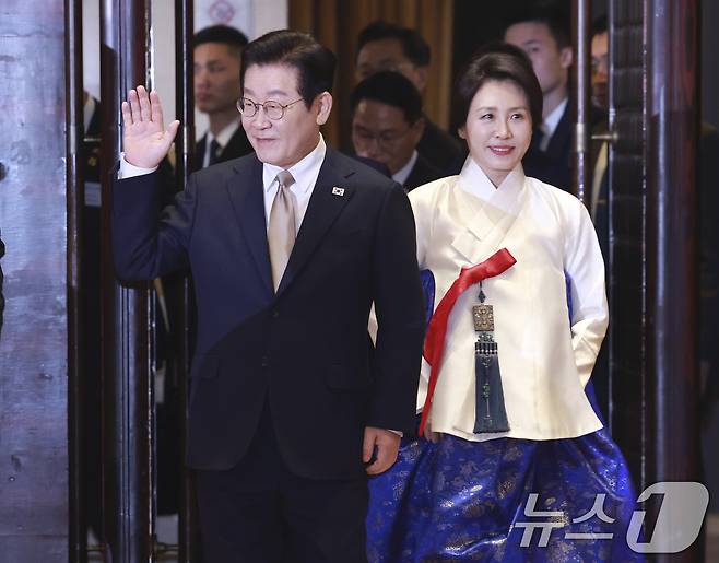 중국을 국빈 방문 중인 이재명 대통령과 김혜경 여사가 4일 베이징 한 호텔에서 열린 재중 한국인 간담회에 입장하고 있다. 2026.1.4/뉴스1 ⓒ News1 허경 기자