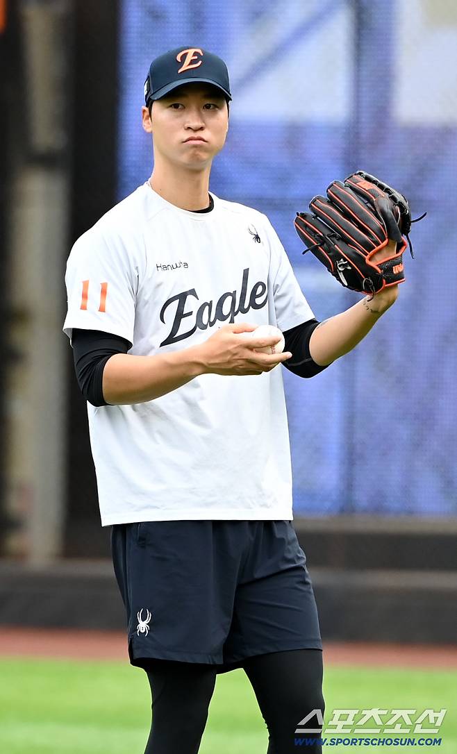 17일 대전한화생명볼파크에서 열린 삼성과 한화의 플레이오프 1차전. 한화 엄상백이 캐치볼을 하고 있다. 대전=허상욱 기자wook@sportschosun.com/2025.10.17/