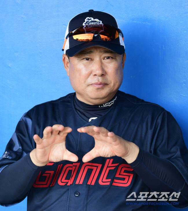 22일 롯데 자이언츠 선수단이 일본 오키나와 이토만 야구장에서 2차 캠프를 진행했다. 질문에 답하는 롯데 김태형 감독. 오키나와(일본)=송정헌 기자songs@sportschosun.com/2024.02.22/