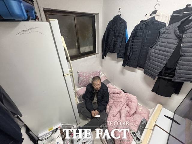 서울 용산구 동자동에 위치한 최성일(59) 씨가 거주하는 쪽방의 낡은 창문에서 찬바람이 들어오고 있다. /이라진 기자