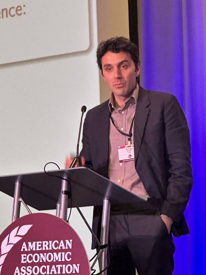 마티아스 쉬프 경제협력개발기구(OECD) 이코노미스트가 3일(현지시간) 미국 펜실베이니아주 필라델피아에서 열린 '전미경제학회 연례총회(ASSA) 2026' 강연에 참석해 발언하고 있다. 필라델피아=권해영 특파원