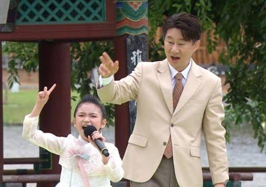 4일 방송되는 KBS 1TV ‘전국노래자랑’ 전북 전주시 편은 새해 첫 방송으로 시청자들을 찾는다. MC 남희석은 사이클 퍼포먼스에 직접 참여하며 현장 분위기를 주도했다. 전주 덕진공원 특설무대에서 펼쳐진 이번 경연은 본선에 오른 16팀이 참여해 다채로운 끼와 실력을 겨룬다. 초등학생 소리 신동부터 개성 넘치는 여중생 3인방까지 다양한 연령층의 참가자들이 무대를 빛낸다.&nbsp; 윤태화, 전유진, 김성환, 진현, 강문경 등 화려한 초대가수들이 출연해 풍성한 볼거리를 더한다. ‘전국노래자랑’은 46년 전통을 자랑하는 국내 최장수 대국민 참여형 오디션 프로그램으로, 매주 일요일 시청자들에게 즐거움을 선사하고 있다.