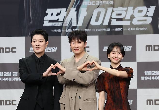 배우 박희순(왼쪽부터)과 지성, 원진아가 2일 오후 서울 마포구 MBC 상암 신사옥에서 진행된 MBC 새 금토드라마 ‘판사 이한영’제작발표회에서 포즈를 취하고 있다. /뉴스1