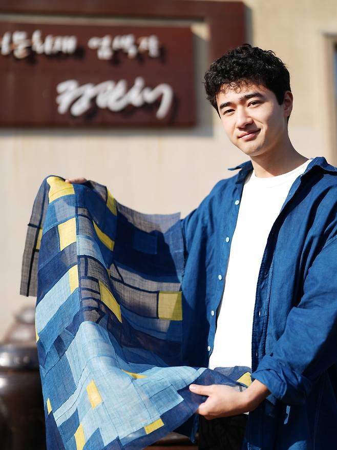 지난달 19일 전라남도 나주에서 만난 미국인 벤자민 캐머라타(23)씨는 염색장 전수생이다. 그는 염색장 정관채 전수교육관에서 쪽염색을 배우고 있다. 사진에서 캐머라타씨가 들고 있는 보자기는 최근 제작한 작품이다. 직접 염색한 직물을 하나하나 바느질해 만들었다고 한다. /염색장 정관채 전수교육관 제공