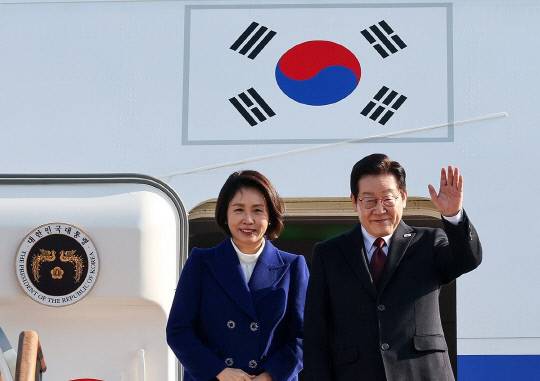 이재명 대통령과 부인 김혜경 여사는 3박 4일간 중국 국빈 방문 일정으로 4일 출국했다. 연합뉴스