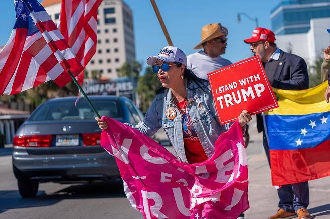 3일 플로리다주 마이애미에서 한 라틴계 여성이 ‘나는 트럼프를 지지한다’는 팻말을 들고 마두로 대통령의 체포를 반기고 있다. 마이애미=AP 뉴시스
