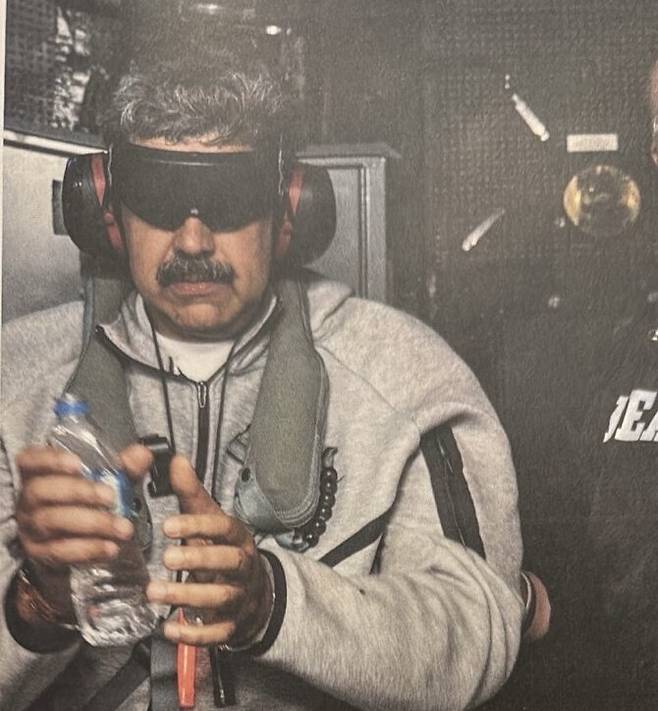 도널드 트럼프 미국 대통령이 3일(현지시간) 소셜미디어 '트루스소셜'을 통해 공개한 니콜라스 마두로 베네수엘라 대통령의 국외 이송 모습. 트럼프 대통령은 '니콜라스 마두로가 USS 이오지마 함에 탑승해 있다'라는 글과 함께 사진을 게재했다.트럼프 트루스소셜·뉴스1