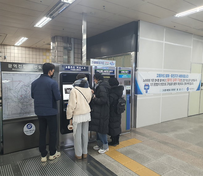 지난 2일 오후 서울지하철 6호선 공덕역의 한 교통카드 키오스크·1회용 교통카드 발매기 앞에서 서울교통공사 직원이 키오스크를 이용하는 시민들을 돕고 있다. 사진=최승한 기자