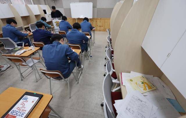 2024학년도 대학수학능력시험을 앞두고 서울 남부교도소 내 교육시설 만델라 소년학교에서 소년수들이 수능 공부를 하고 있다. 뉴스1