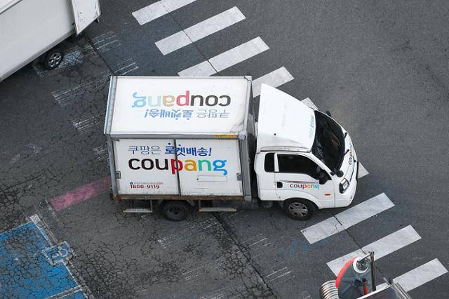 지난달 30일 서울 시내 한 쿠팡 물류센터에서 쿠팡카(쿠팡 배송트럭)가 이동하고 있다. 임지훈 인턴기자