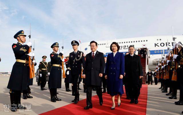 3박 4일간 중국을 국빈 방문하는 이재명 대통령과 김혜경 여사가 4일 중국 베이징 서우두공항에 도착하고 있다. 베이징=왕태석 선임기자