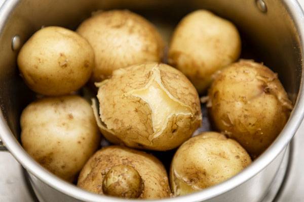 감자는 껍질째 삶아 먹어야 영양소를 가장 효과적으로 섭취할 수 있다./사진=클립아트코리아