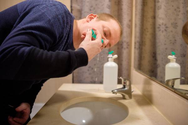 생리식염수로 코를 세척하면 감기 회복 속도가 빨라지는 것으로 나타났다. /게티이미지뱅크