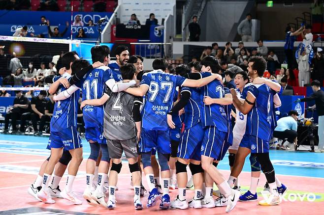 지난달 26일 OK저축은행전에서 11연패를 끊어내고 기뻐하고 있는 삼성화재 선수들. 사진=KOVO