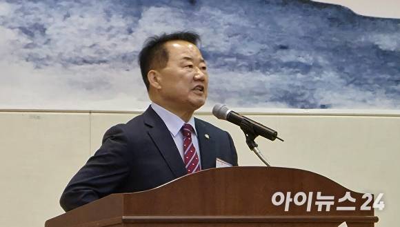 신성범 국민의힘 의원이 지난 3일 오전 경남 산청군 실내체육관에서 열린 국민의힘 산청군 당원협의회 신년인사회에서 인사말을 하고 있다. [사진=임승제 기자]