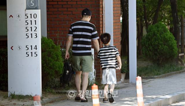 ▲ 기사와 직접적인 연관이 없는 사진입니다. 강원 춘천시의 한 초등학교 앞에서 학부모가 아이와 함께 하교를 하고 있다. 강원도민일보 자료사진