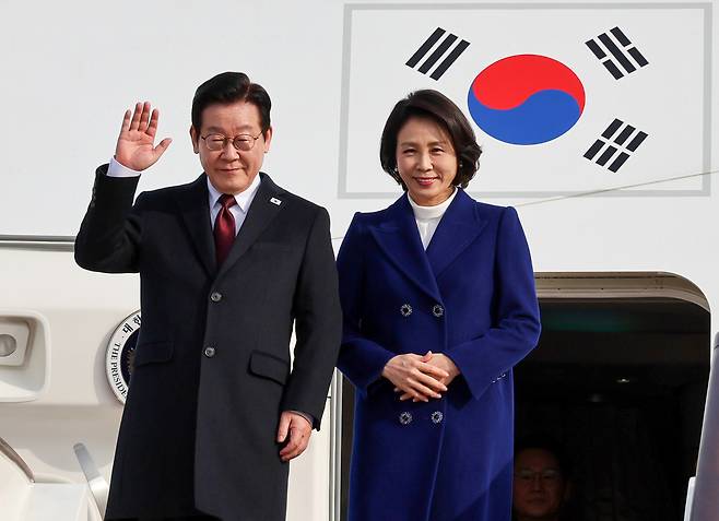 President Lee Jae Myung (left) and first lady Kim Hea Kyung arrive at the Beijing Capital International Airport in Beijing on Sunday to begin Lee's four-day state visit to China. (Yonhap)