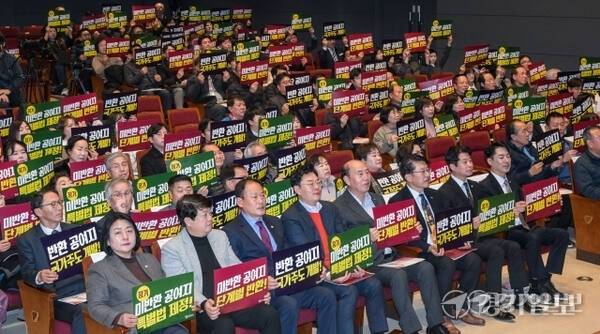 지난 12월1일 동두천시민회관에서 ‘동두천시 공여지로부터의 새로운 도약: 반환·보상과 미래성장 전략포럼’이 열렸다. 경기일보DB
