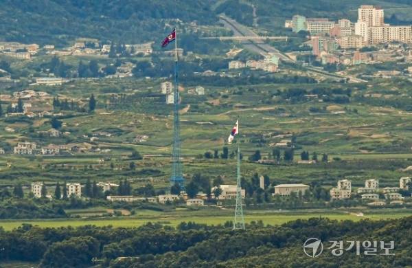 파주 대성동 마을의 태극기와 북한 기정동 마을의 인공기가 펄럭이고 있다. 경기일보DB
