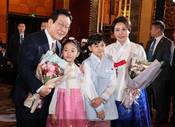 이재명 대통령과 김혜경 여사가 4일 중국 베이징 한 호텔에서 열린 재중 동포 만찬간담회에서 화동과 기념촬영을 하고 있다. 연합뉴스