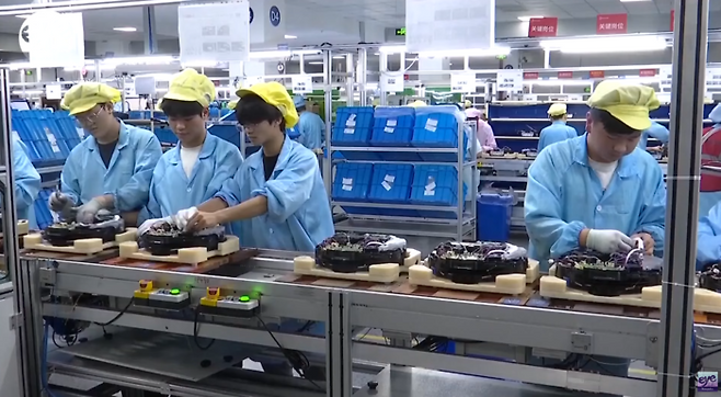 로봇청소기를 만들기 위해 라인을 구축하시겠습니까? 아니면 그냥 중국걸 사다쓰시겠습니까. <Shanghai Eye>