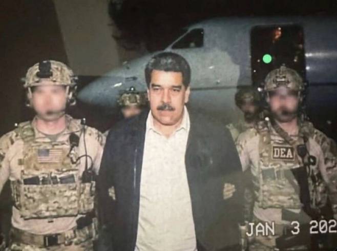 니콜라스 마두로 베네수엘라 대통령이 3일(현지시간) 미국 마약단속국(DEA) 요원에게 이끌려 ‘퍼프 워크’(perp walk·수사기관이 피의자를 언론 카메라에 의도적으로 노출시키는 행위)를 하는 모습이 공개됐다. [백악관 긴급대응 엑스 계정 게시물 캡쳐] 2026.1.4
