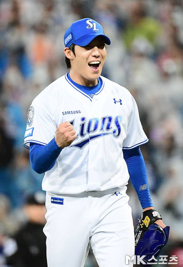 2025년 10월 13일 오후 대구삼성라이온즈파크에서 ‘2025 신한 SOL Bank KBO 포스트시즌’ SSG 랜더스와 삼성 라이온즈의 준플레이오프(5전 3선승제) 3차전이 열렸다. 5회초 2사 2루에서 삼성 선발 원태인이 SSG 에레디아를 중견수 뜬공처리한 후 환호하고 있다. 사진=김영구 기자