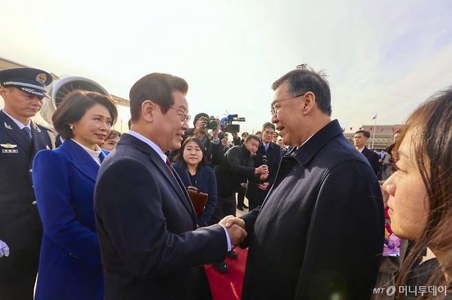 [베이징=뉴시스] 최동준 기자 = 중국을 국빈 방문한 이재명 대통령이 4일(현지 시간) 베이징 서우두 국제공항에 도착해 인허쥔 국무원 과학기술부 부장(장관)과 인사하고 있다. (공동취재) 2026.01.04. photocdj@newsis.com /사진=