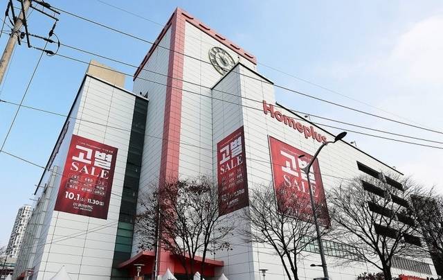기업회생 절차(법정관리)를 밟고 있는 홈플러스가 15개 점포를 차례로 폐점하는 가운데 지난 달 30일 홈플러스 동대문점이 마지막 영업을 하고 있다. 연합뉴스