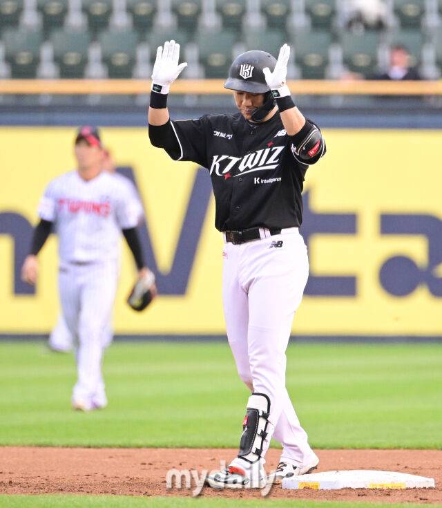 2025년 7월 29일 오후 서울 잠실구장에서 열린 '2025 신한 SOL뱅크 KBO 리그' KT 위즈와 LG 트윈스의 경기. KT 오윤석이 2회초 1사 1.2루서 2타점 2루타를 친 뒤 기뻐하고 있다./마이데일리