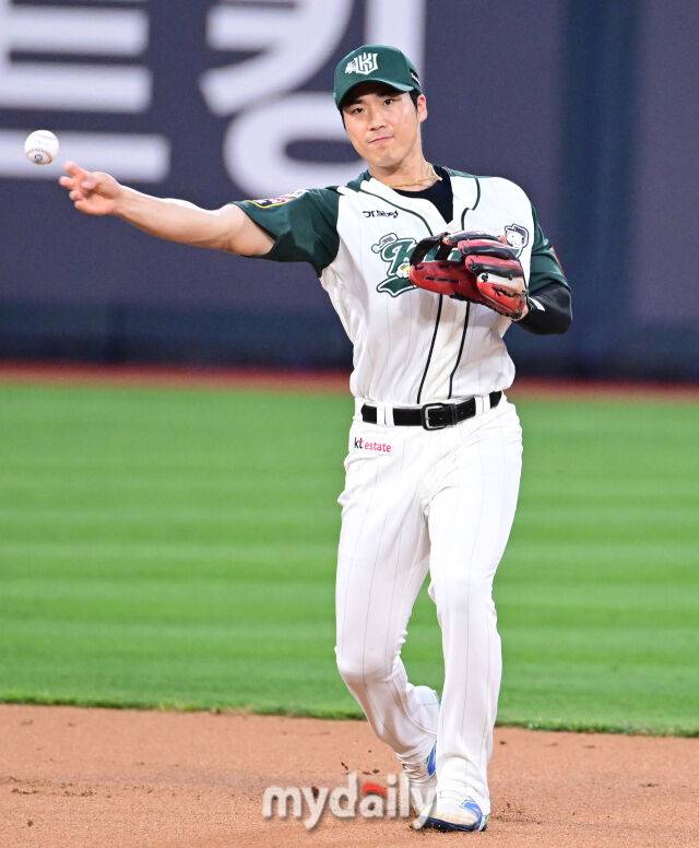 2025년 8월 29일 오후 경기도 수원KT위즈파크에서 열린 '2025 신한 SOL뱅크 KBO 리그' KIA 타이거즈와 KT 위즈의 경기. KT 유격수 박찬호가 1회초 KIA 선두타자 장준원의 타구를 처리하고 있다./마이데일리