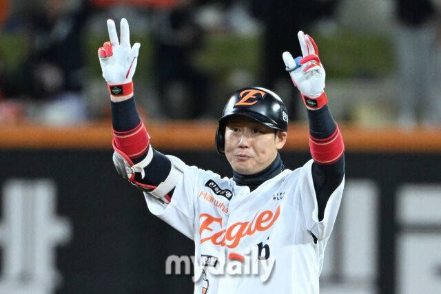 31일 대전 한화생명 볼파크 야구장에서 열린 '2025 신한 SOL 뱅크 KBO 한국시리즈 5차전' LG 트윈스와 한화 이글스 경기. 한화 하주석이 2회말 1사 1루에 2루타를 친 후 기뻐하고 있다./마이데일리