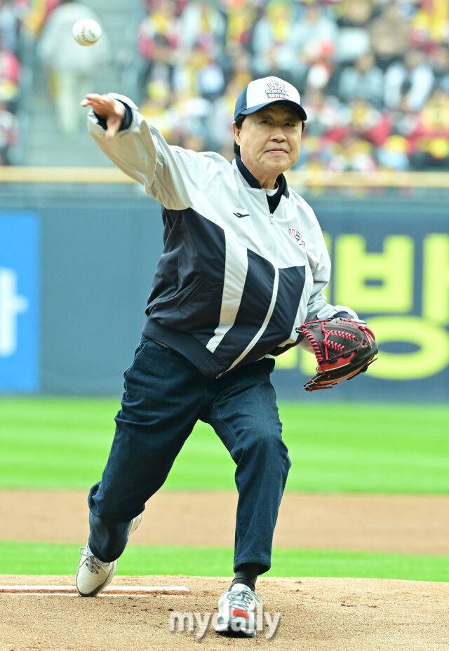 26일 오후 서울 잠실야구장에서 진행된 '2025 신한 SOL Bank KBO 한국시리즈 1차전' 한화 이글스와 LG 트윈스의 경기. 경기 전 김재박 전 감독이 시구를 하고 있다./마이데일리