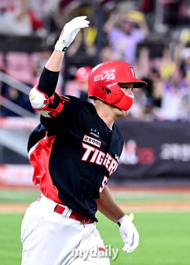 2025년 8월 29일 오후 경기도 수원KT위즈파크에서 열린 '2025 신한 SOL뱅크 KBO 리그' KIA 타이거즈와 KT 위즈의 경기. KIA 오선우가 6회초 1사 1.2루서 3점 홈런을 친 뒤 기뻐하고 있다./마이데일리